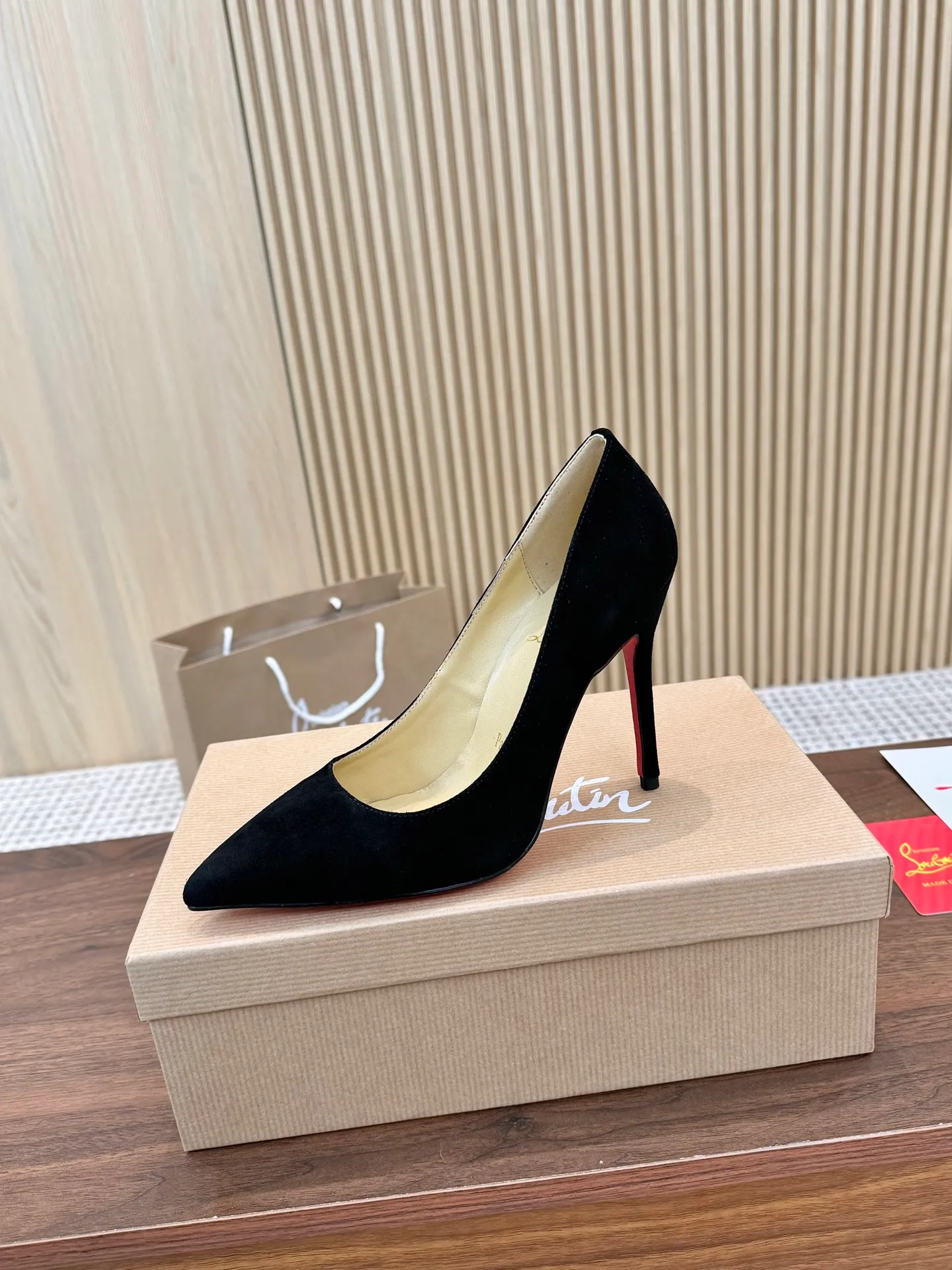 👟👟Ex-factory price 440👟👟 Genuine leather sole +40 Year-round shipment💝Christian Louboutin CL👠 Classic "Matte💎Cow Leather💎Series" noble and luxurious, real blingbling👟👟 Real materials, all customized by the pattern maker, and the materials are made of original customized materials to achieve the taste of the original 6 color options 💍 Upper: Imported 👉 cowhide 💪 Lining: Sheepskin foot pad/lining Size: 34-40.41.42 Heel height: 10.5cm and 8.5cm two options Leather sole Rubber sole